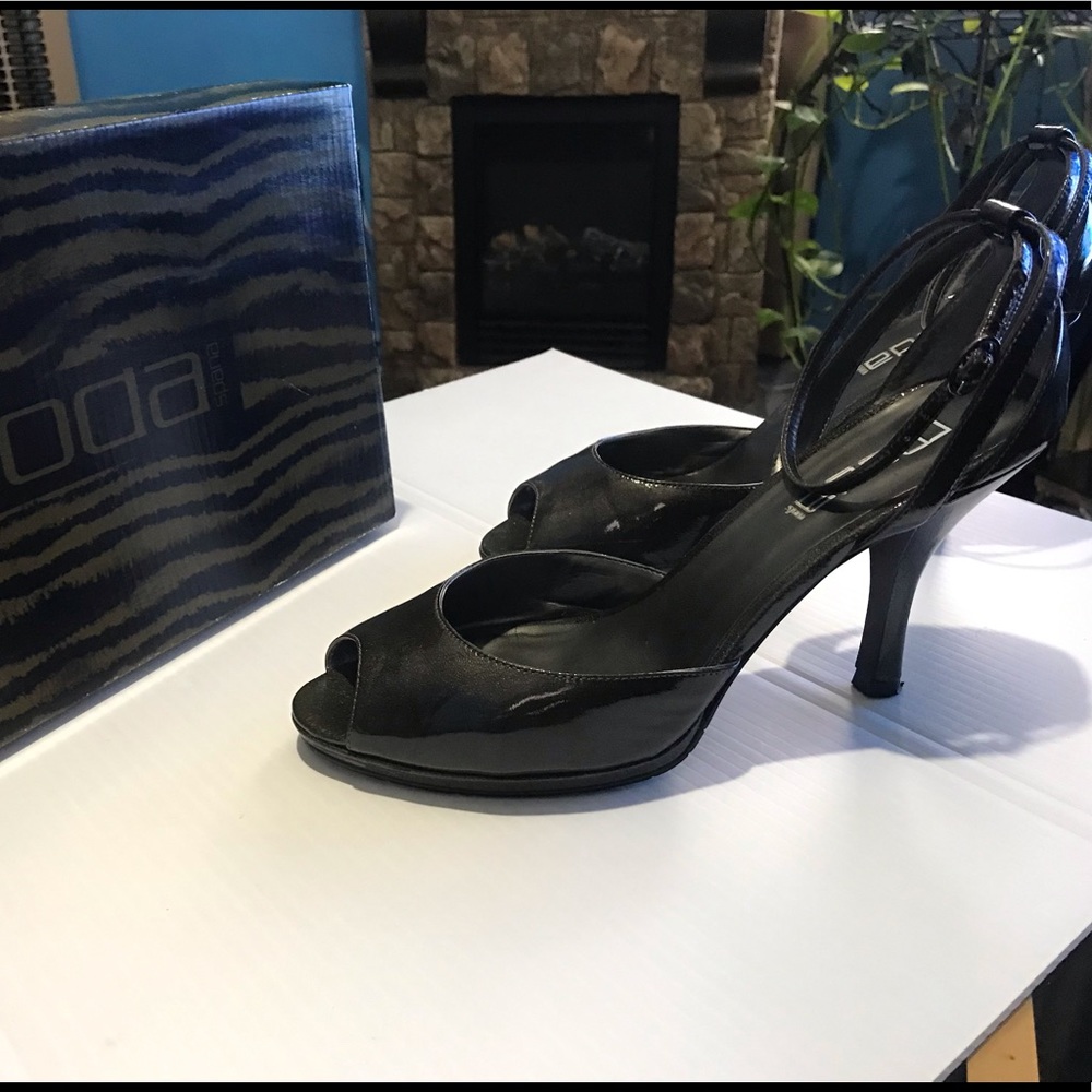 Moda Spana Desert Patent Leather Ankle Strap Heels - Picture 3 of 10